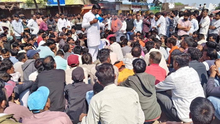 मंदसौर के सुवासरा में युवक द्वारा आत्महत्या करने के बाद चक्काजाम, आरोपी भाजपा नेता का मकान तोड़ने की मांग