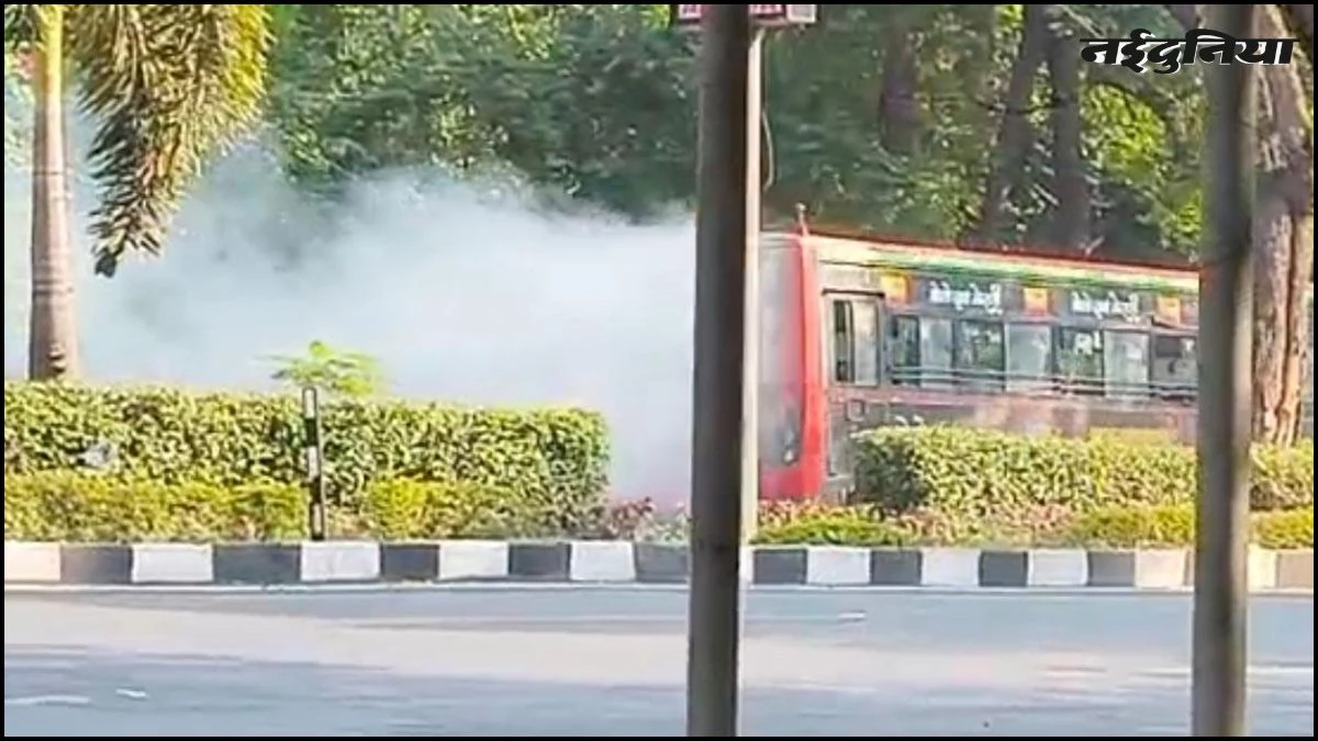 Bhopal में चलती सिटी बस में लगी आग, ड्राइवर-कंडक्टर की सूझबूझ से बची यात्रियों की जान