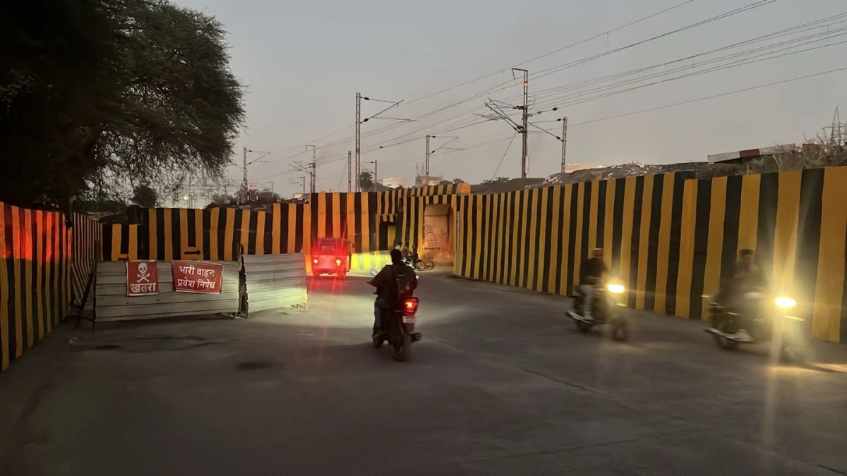 नेता जी उद्घाटन में कर रहे थे देरी... इंदौर में ट्रैफिक जाम से नाराज जनता ने खुद खोला सिंगापुर टाउनशिप अंडरपास