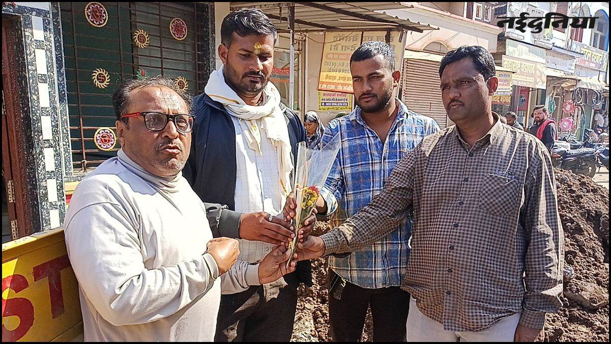 पेयजल लाइन टूटने का अनोखा विरोध, भाजपा नेता ने निर्माण कंपनी को दिए गुलदस्ता, कहा- लेटलतीफी नहीं जल्द करें काम