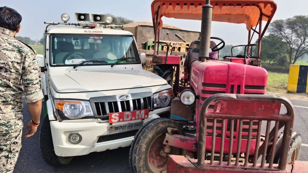 रेत के ट्रैक्टर पकड़ने गए SDM को माफिया ने गाड़ी से मारी टक्कर, दो ट्रैक्टर-ट्राली किए जब्त