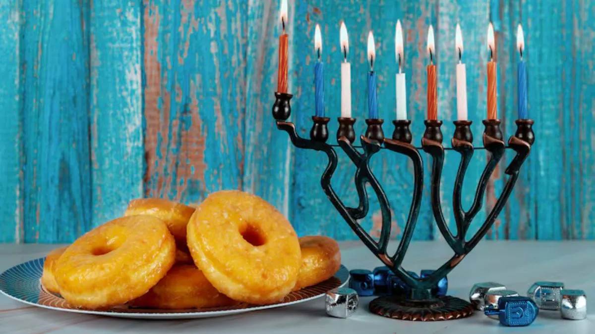 Hanukkah 2025: क्यों आठ दिनों तक मनाया जाता है यहूदियों का पर्व हनुक्का, जानिए इस रोशनी के पर्व का इतिहास