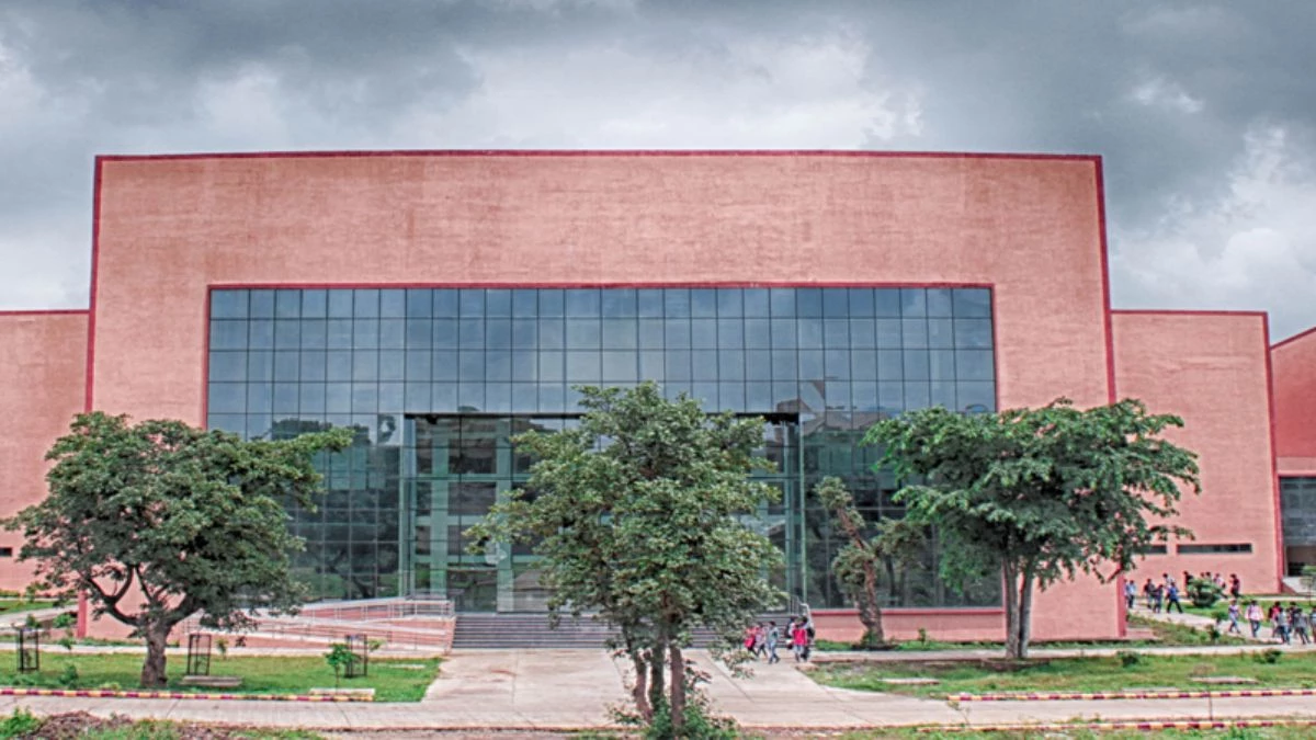 IIITDM के दीक्षांत समारोह में डायरेक्टर के चश्मा पहनाने पर भड़के डीन, छोड़ा मंच; अब पद से बेदखल