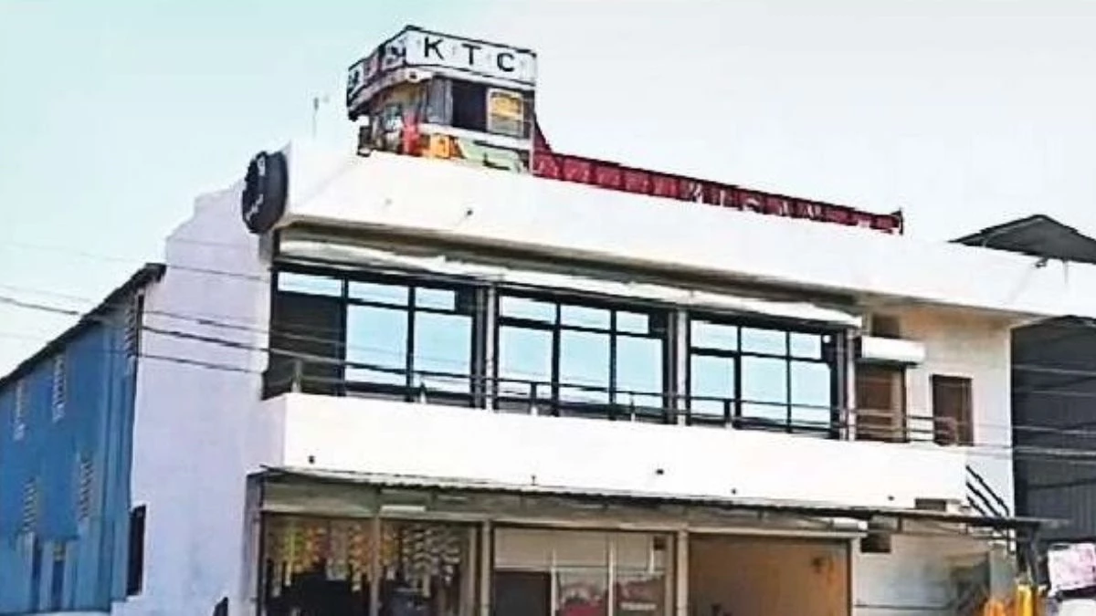 घर की छत पर तीन टन वजनी ट्रक रख सोशल मीडिया पर छाए अमरकांत पटेल, बड़ी रोचक है इसके पीछे की कहानी