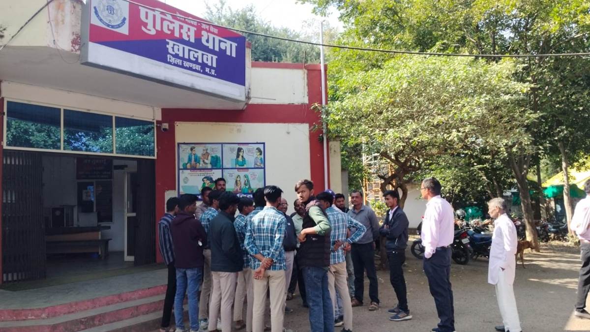 खंडवा में स्कूल में बाहरी लोगों का धावा, प्राचार्य की कालर पकड़ी, छात्रों व शिक्षकों से मारपीट