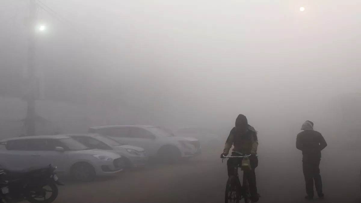 Weather Update: घने कोहरे से उत्तर भारत में हाहाकार, यूपी-राजस्थान में बड़े हादसे, दिल्ली एयरपोर्ट पर फ्लाइट्स लेट