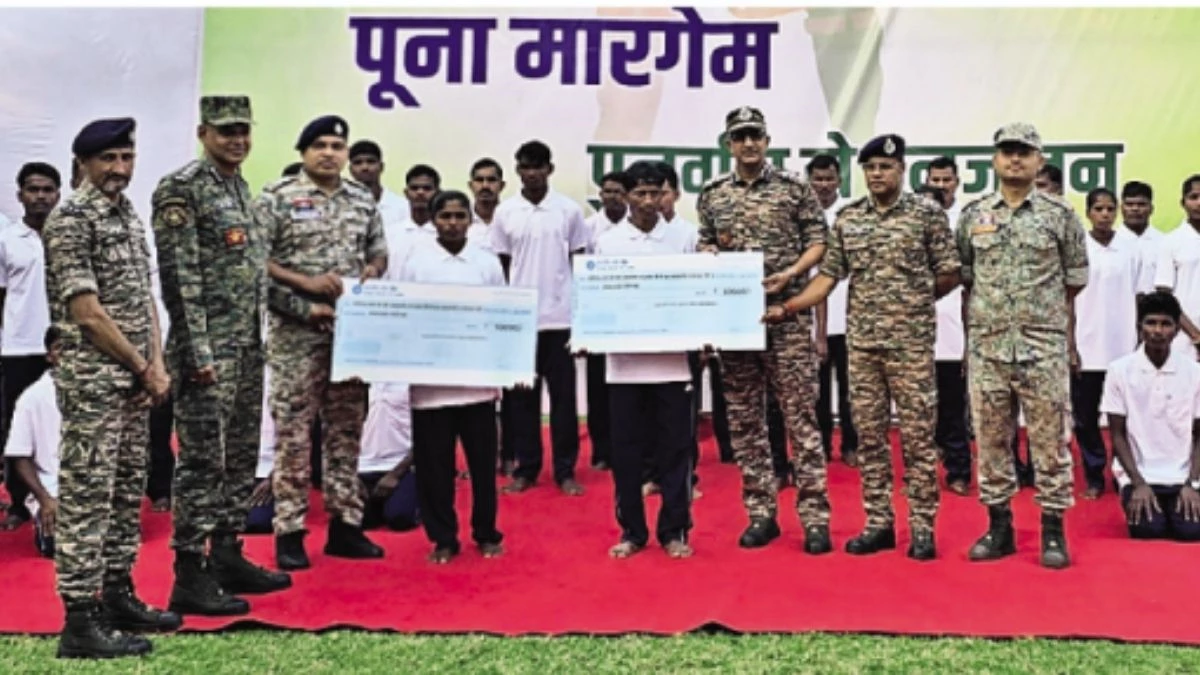 बीजापुर में 52 माओवादियों का आत्मसमर्पण, ₹1.41 करोड़ के इनामी हिंसा छोड़ मुख्यधारा में लौटे