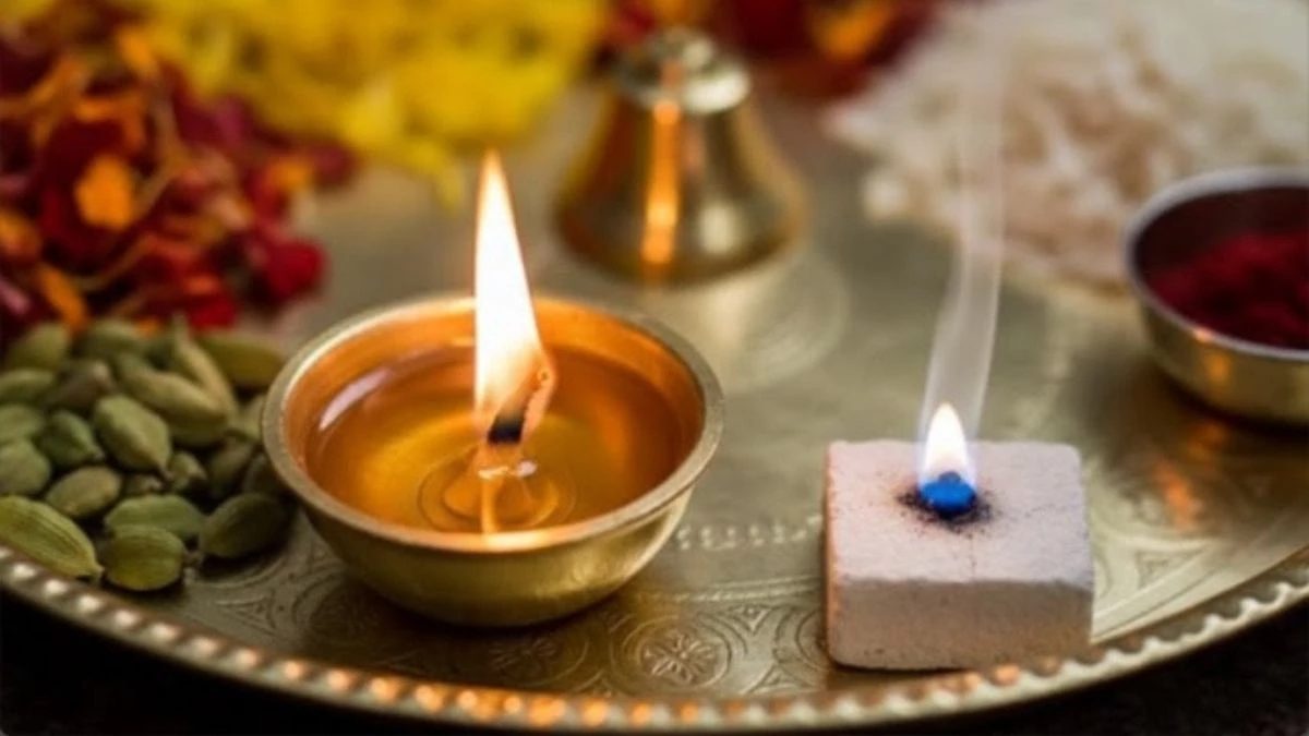 Vastu Tips: कपूर के ये उपाय खोल देंगे बंद किस्मत के दरवाजे, शिव मंत्र के साथ मिलती है दोगुनी शक्ति