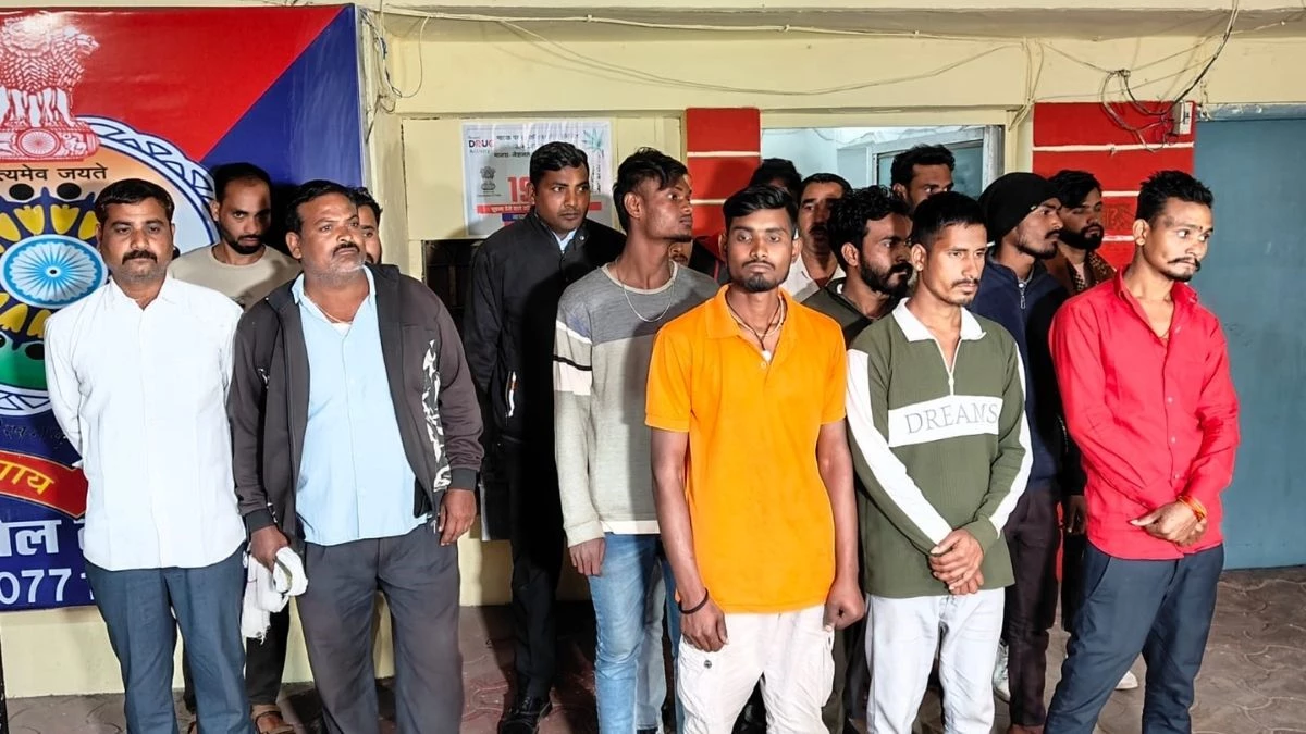 रायपुर में बाइक चोर गिरोह का भंडाफोड़: पार्किंग में छिपाकर सस्ते में बेचते थे; 36 चोरी की गाड़ियां बरामद... 21 आरोपी गिरफ्तार