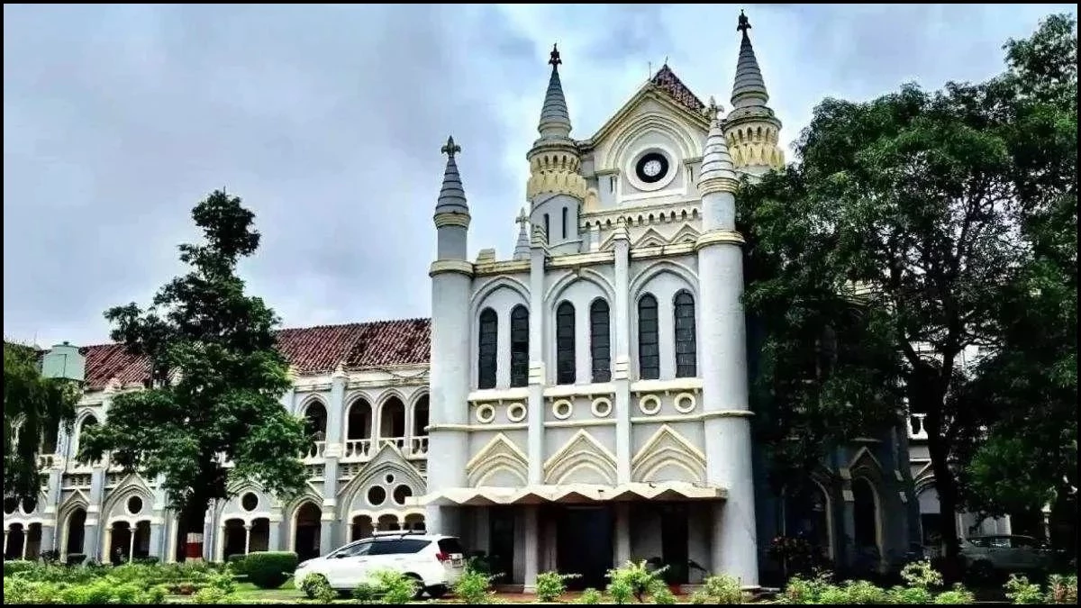 मेडिकल शिक्षक भर्ती नियमों में बदलाव पर हाई कोर्ट की मुहर, कहा- सरकार को न्यूनतम से 'उच्च योग्यता' तय करने का अधिकार