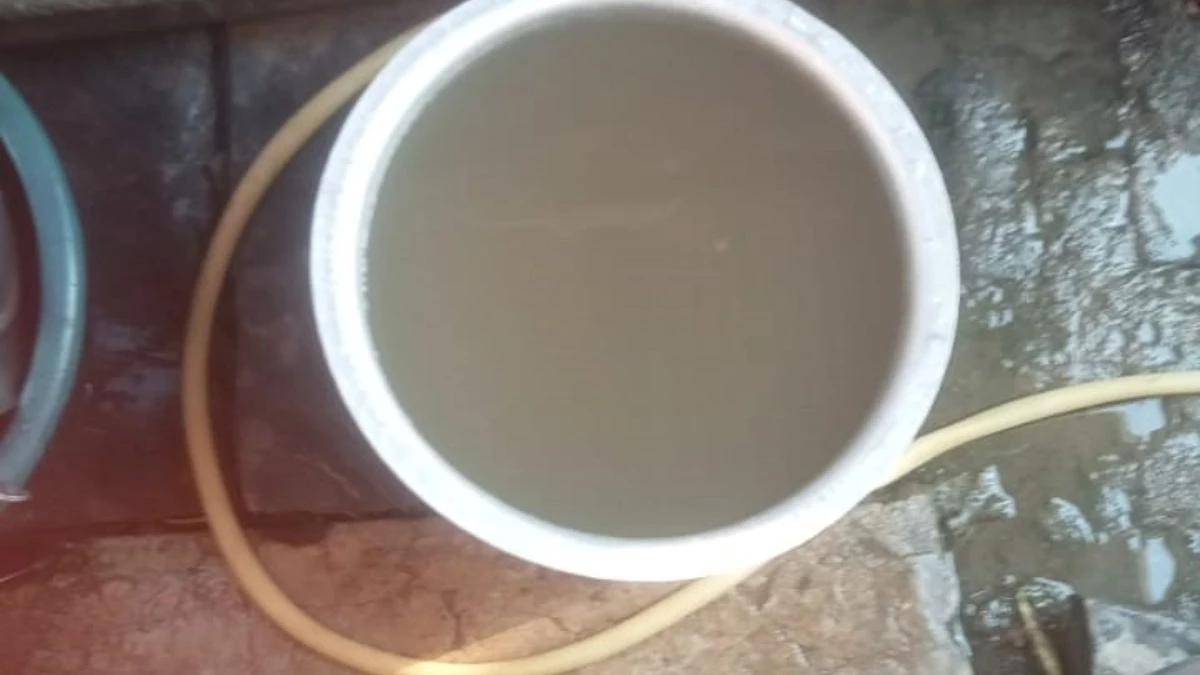 रायपुर में कॉलोनियों का बुरा हाल, सेजबहार में नाली के बीच से गुजरी पाइपलाइन, नलों से निकल रहे कीड़े और बदबूदार पानी