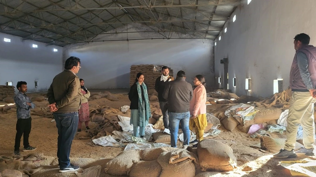 छत्‍तीसगढ़ के सूरजपुर में सवा करोड़ से अधिक का अवैध धान जब्त, पोल्ट्री फार्म व मंडी गोदाम सील