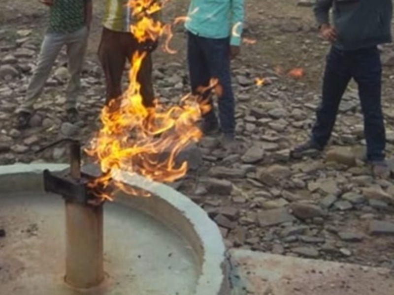 Khaskhabar/मध्यप्रदेश के छतरपुर जिले में एक अजीबोगरीब मामला सामने आया है, जहां एक हैंडपंप से पानी की जगह आग निकल रही है। आग की लपटें इतनी तेज है कि लोग करीब जाने से भी डर रहे हैं। उसके बाद गांव के लोगों ने फायर ब्रिगेड को