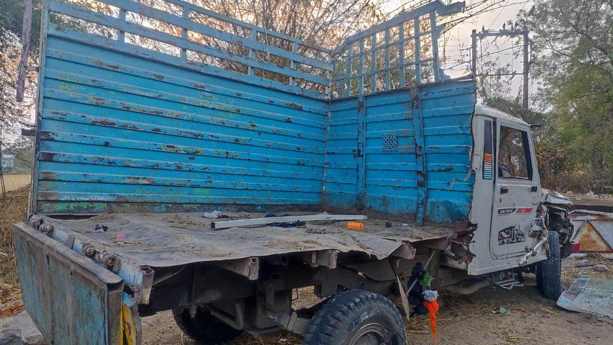 Accident in Dhar: पावागढ़ से दर्शन करके लौट रहे तीर्थयात्रियों का वाहन ट्रक से टकराया, दो की मौत