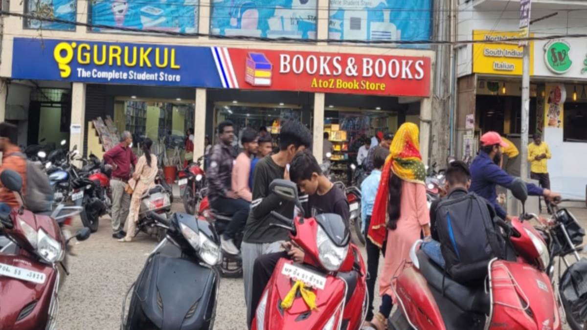 Bhopal News: अभिभावकों काे दिया जा रहा टोकन,तीन से चार घंटे के बाद मिल रही किताबें
