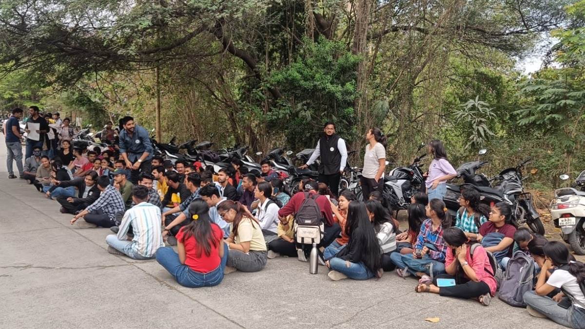 DAVV Indore: स्कूल ऑफ लॉ विवाद में छात्रों ने किया परीक्षा का बहिष्कार