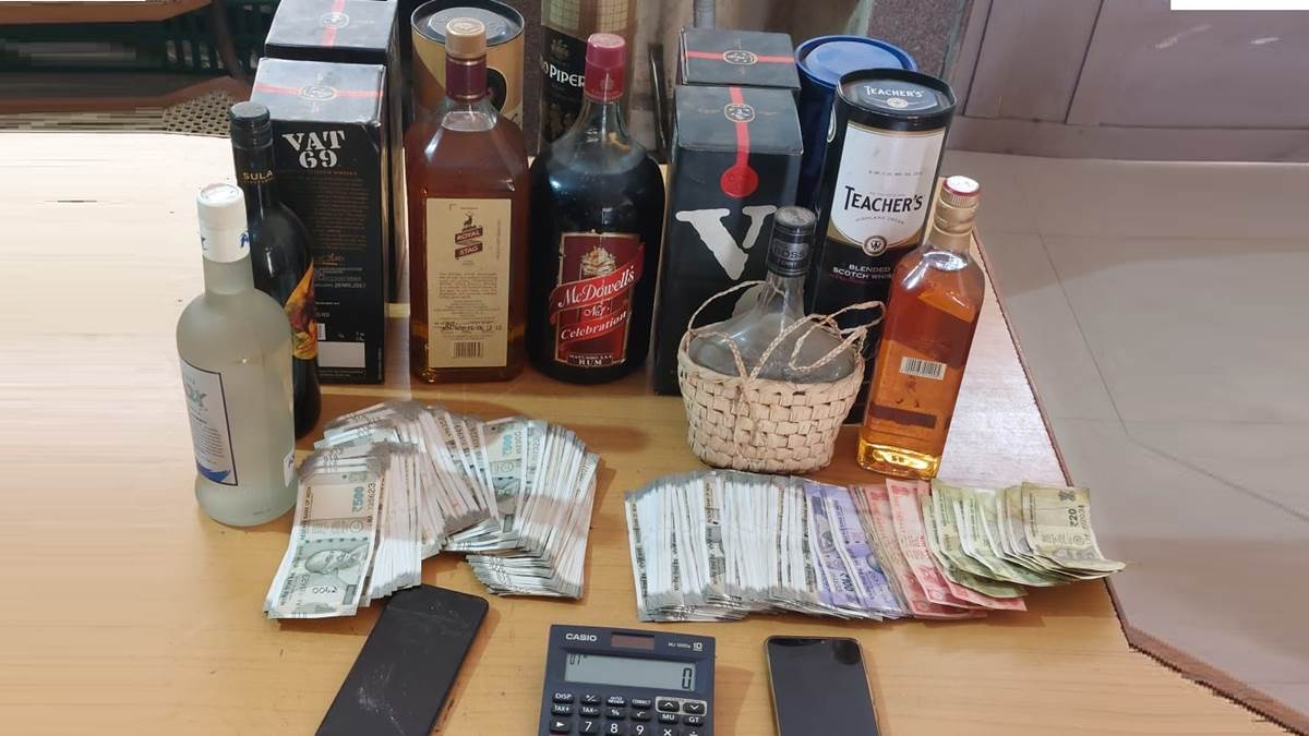 Jabalpur Crime News: पकड़े गए दो सटोरिए, एक लाख रुपये से अधिक नकद और 14 बोतल शराब जब्त