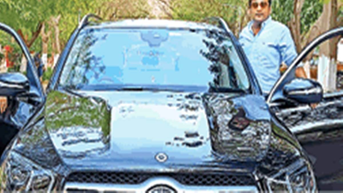 Luxury car in Gwalior: ग्वालियर के व्यापारी करोड़ों की कारों के शौकीन