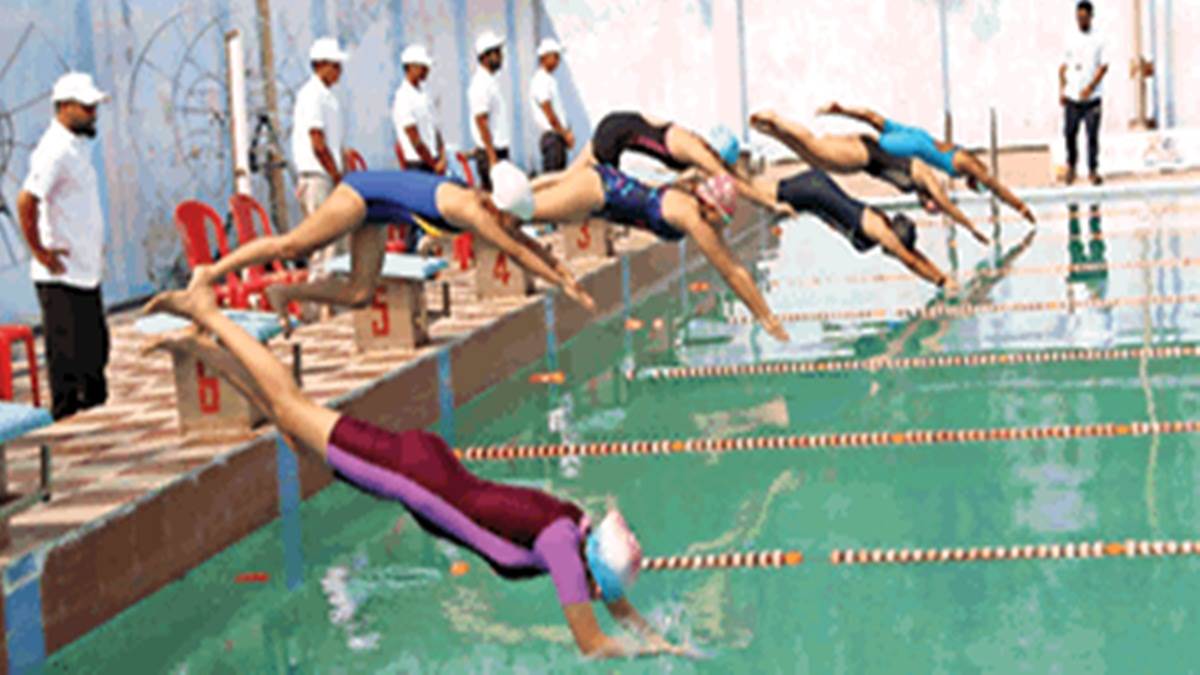 Gwalior swimming competition: महिलाओं ने पूल में लोहा मनवाकर जीता "सोना"