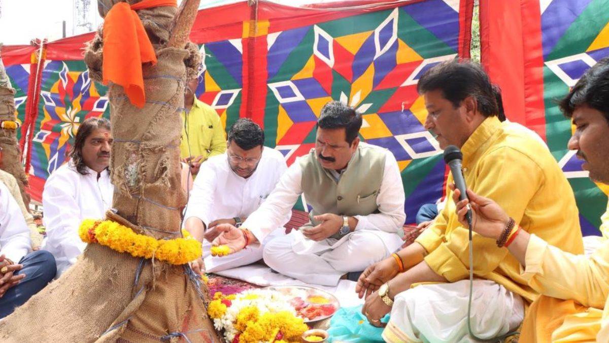 Indore News: यह इंदौर में ही संभव, पूजा कर पेड़ों से मांगी स्थानांतरित करने की अनुमति