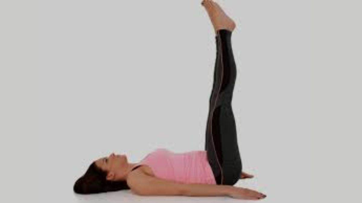 Benefits Of Yoga: अर्ध हलासन से पैर,पेट और पीठ के निचले हिस्से बनते हैं मजबूत