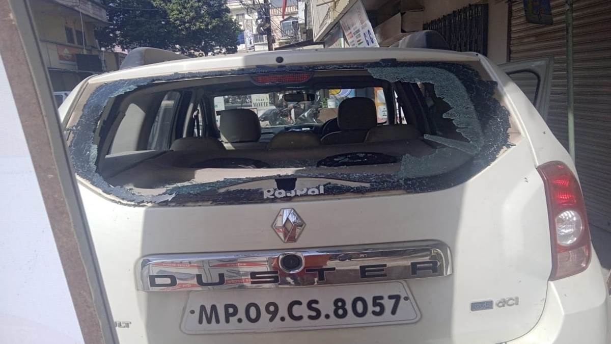 Indore Crime News: इंदौर में बाणगंगा में नशे में युवतियों का उत्पात, आधा दर्जन गाड़ियां फोड़ी