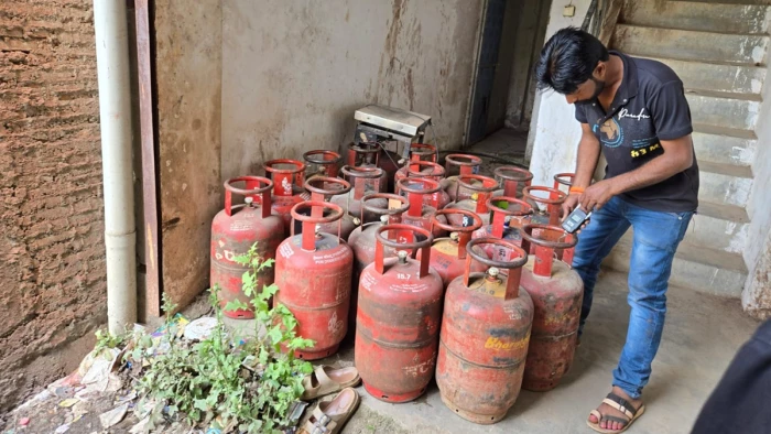जमा कर रखे थे घरेलू सिलिंडर, महंगे दामों में कर रहा था सप्लाई, कटनी में 22 सिलिंडर जब्त