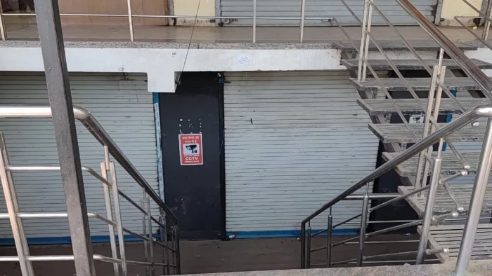 इंदौर में बिना नोटिस निगम अधिकारी कर रहे बेसमेंट सील, एजेंट रिश्वत की करवा रहे डील, पार्षद तक पहुंची शिकायत