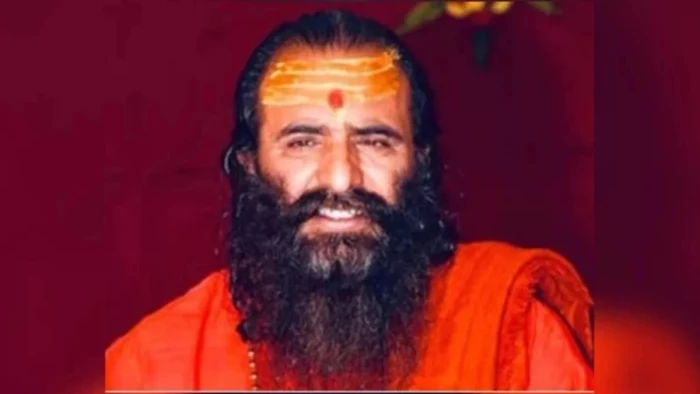 कालनेमी अभियान : महंत रविंद्रपुरी ने कहा- लाल कपड़े पहनने से कोई संत नहीं होता