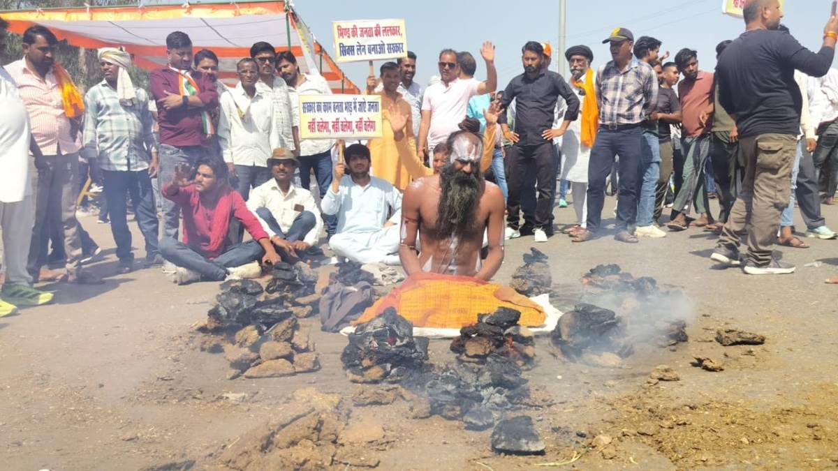 'रोड नहीं तो टोल नहीं' हाईवे चौड़ीकरण की मांग को लेकर भिंड में टोल प्लाजा पर प्रदर्शन, जमकर हुआ हंगामा, नरेंद्र सिंह तोमर भी पहुंचे