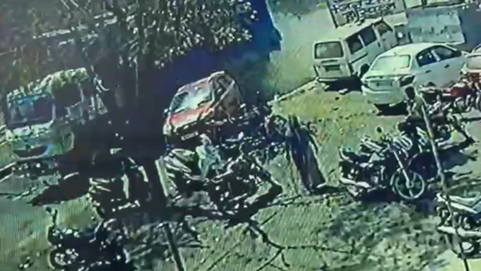 बिना ड्राइवर दौड़ा डंपर... दो छात्राओं को कुचला, एक की मौत, दूसरी गंभीर, MP के राजगढ़ की घटना