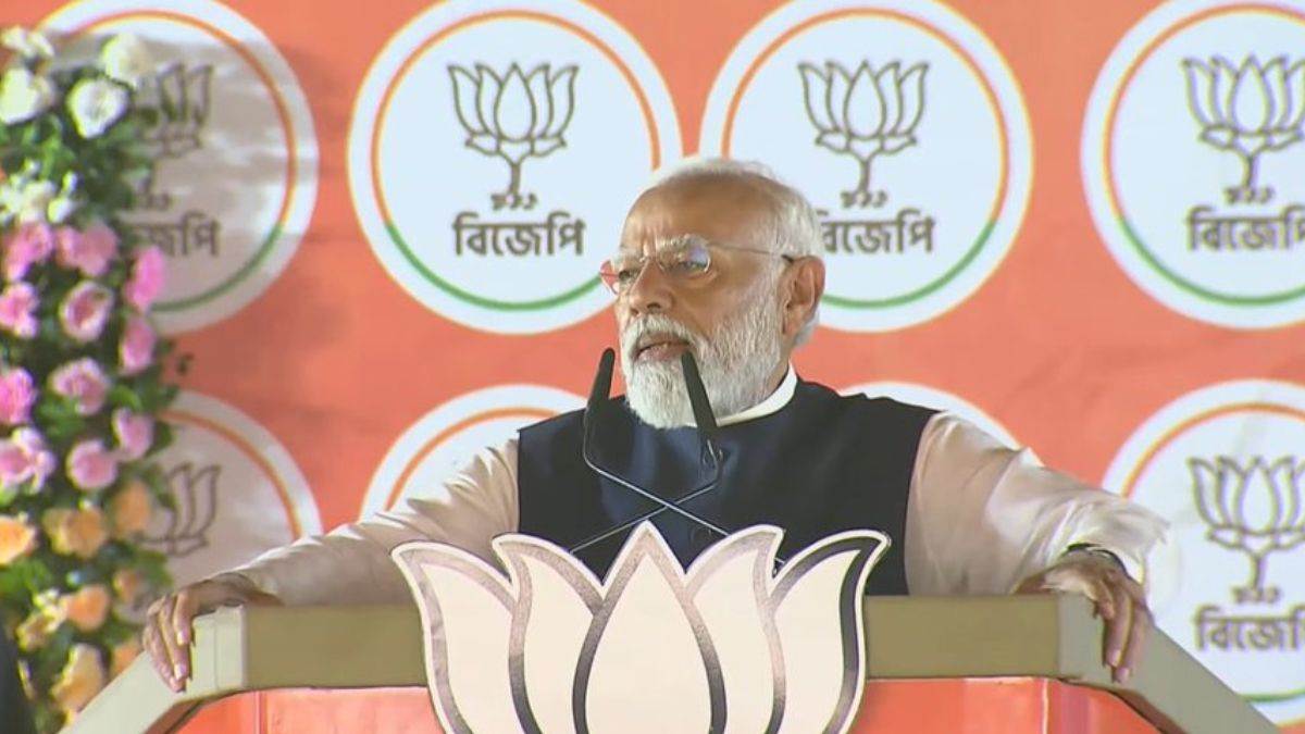 PM Modi in Balurghat: जीत सत्य की होती है, बालुरघाट में टीएमसी पर निशाना साधते हुए बोले पीएम नरेंद्र मोदी