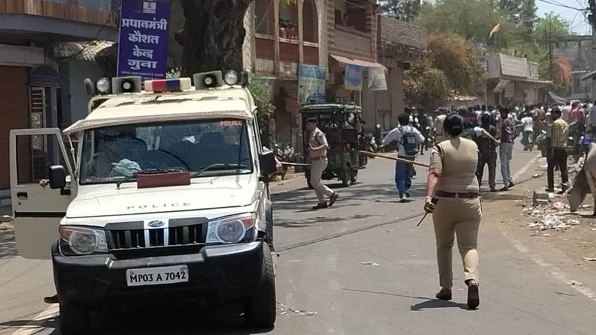 Madhya Pradesh में मजाक बनी कानून व्यवस्था, कहीं धार्मिक जुलूस पर पथराव तो कहीं पुलिस पर हमला