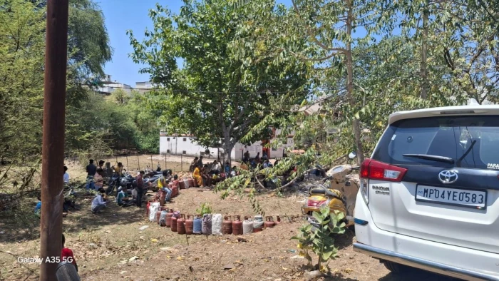 भोपाल में गैस का 'खेल', होटल-रेस्टोरेंट को बेचे बिना OTP के सिलिंडर, बुकिंग करने के बाद भी उपभोक्ता परेशान