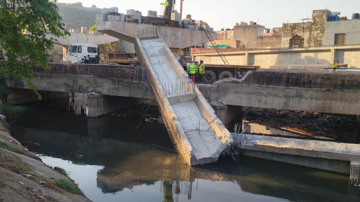 ग्वालियर में बड़ा हादसा: निर्माणाधीन एलिवेटेड रोड की 200 फीट लंबी स्लैब गिरी, काम कर रहा मजदूर घायल
