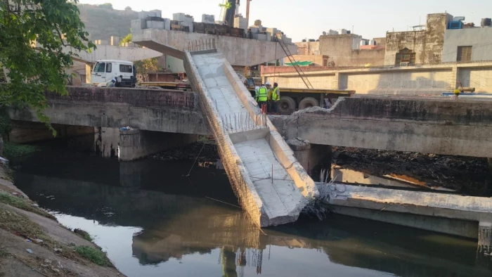 ग्वालियर में बड़ा हादसा: निर्माणाधीन एलिवेटेड रोड की 200 फीट लंबी स्लैब गिरी, काम कर रहा मजदूर घायल