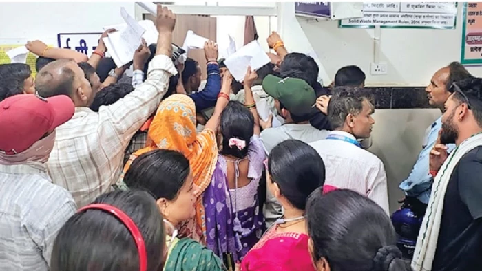 अमरनाथ यात्रा के लिए मेडिकल सर्टिफिकेट बनवाने पहुंचे आवेदकों में जमकर चले लात-घूंसे, दिखी अव्यवस्थाएं