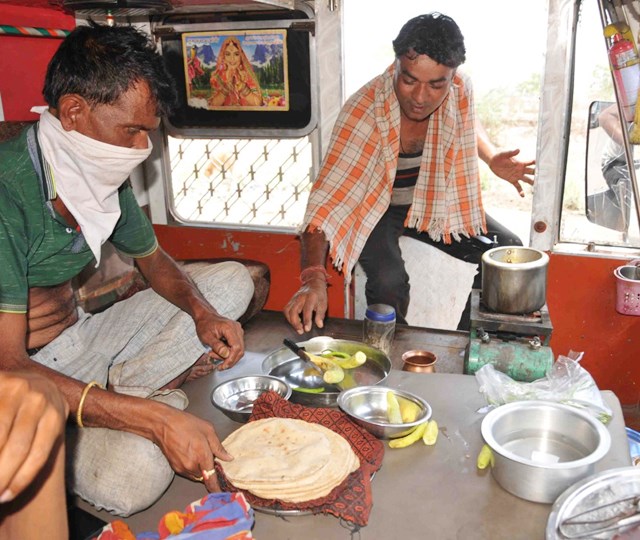 ट्रक में ही बन रहा खाना