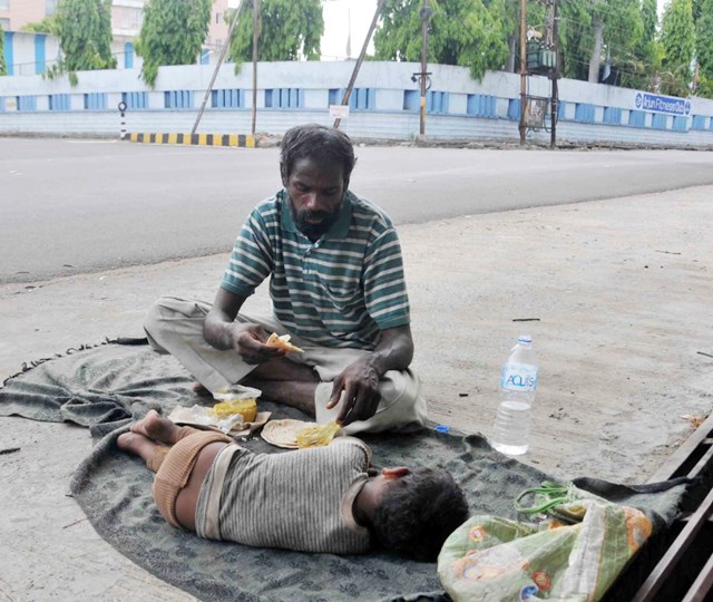 बच्चे के साथ सड़क पर गुजार रहे दिन