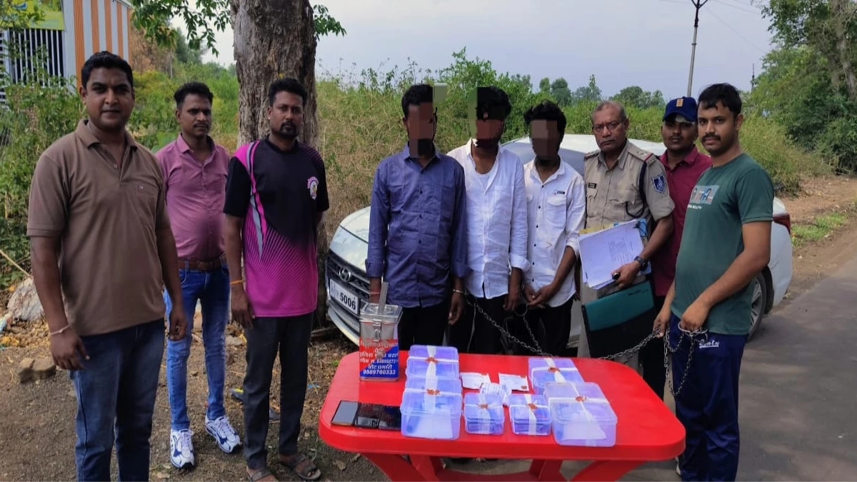 पुलिस को देख भागने के दौरान पेड़ से टकराई आरोपियों की कार, पुलिस ने धरदबोचा