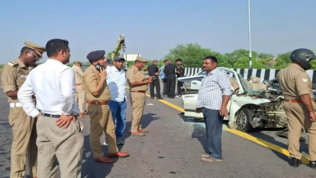 आजमगढ़ में पूर्वांचल एक्सप्रेस-वे पर हादसा, कंटेनर में पीछे से जा घुसी तेज रफ्तार कार, दंपती समेत 5 की मौके पर मौत