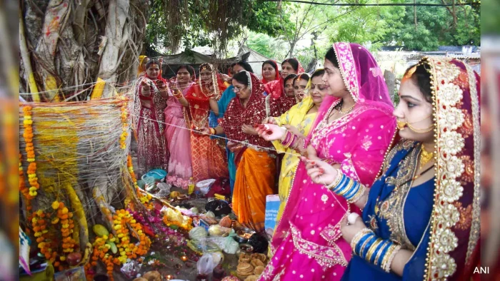 वट सावित्री अमावस्या आज: महिलाएं पूजा कर समृद्धि की करेंगी कामना, शुभ मुहूर्त सुबह 11:51 से दोपहर 12:45 बजे तक