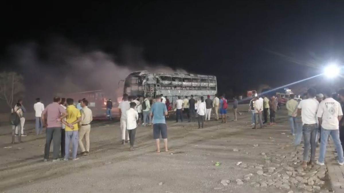 शाजापुर में हाईवे पर होटल के सामने खड़ी बस में लगी आग, 4 वर्षीय बच्चा जिंदा जला