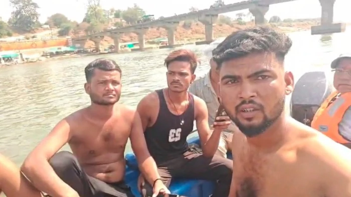 नरसिंहपुर में नर्मदा में डूबे सागर के दो युवक, एक सुरक्षित निकाला गया, दूसरे की तलाश जारी