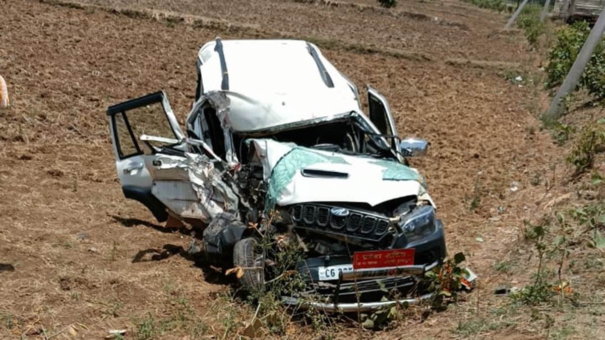 Accident in Bilaspur: तेज रफ्तार बस की टक्कर से स्कार्पियो के उड़े परखच्चे, जिला पंचायत सदस्य व पति गंभीर, सरगांव क्षेत्र के बावली के पास हुआ हादसा