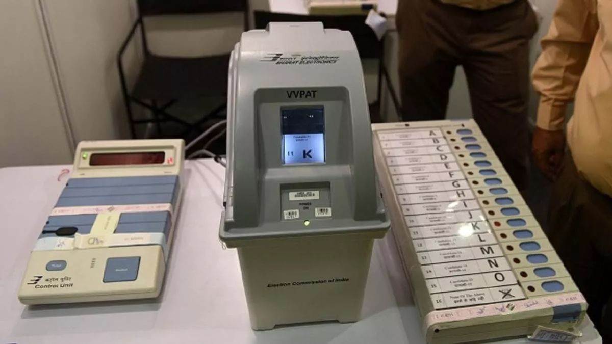 EVM पर फिर तेज हुई राजनीति, शिवसेना नेता पर लगा फोन से कनेक्ट करने का आरोप, EC का आया जवाब