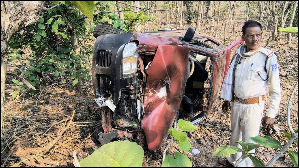 Damoh Accident: स्टेयरिंग फेल होने पर अनियंत्रित कार पेड़ से टकराकर खाई में गिरी, छह लोग घायल