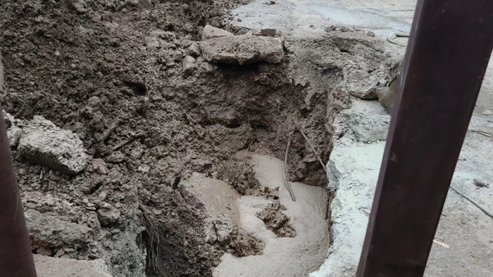 भोपाल में निर्माण एजेंसी की लापरवाही से फूटी गैस पाइपलाइन, गार्ड की सतर्कता से टला बड़ा हादसा - फोटो