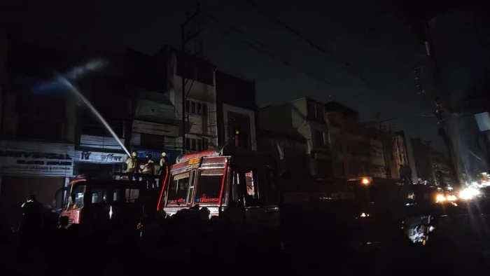 इंदौर में जवाहर मार्ग पर फर्नीचर की दुकान में लगी भीषण आग, लाखों का माल जलकर खाक