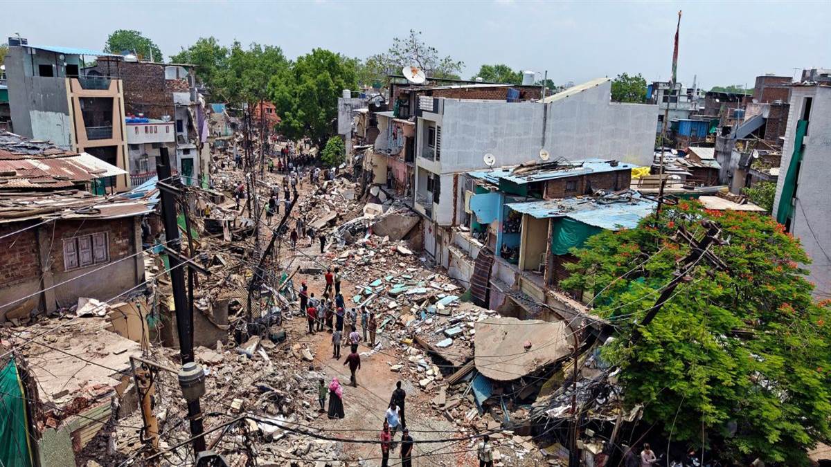 इंदौर में गुटकेश्वर महादेव मंदिर से सदर बाजार तक 95 बाधक मकानों पर 200 से ज्यादा निगमकर्मियों ने 8 घंटे तक चलाए हथौड़े